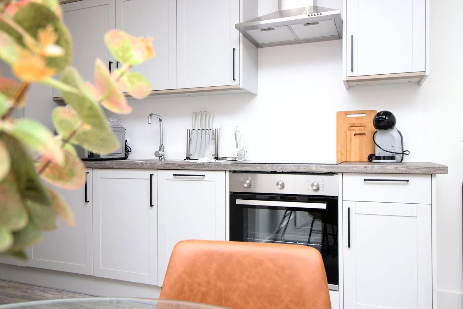 סווינדון 2 Bedroom With Free Parking מראה חיצוני תמונה