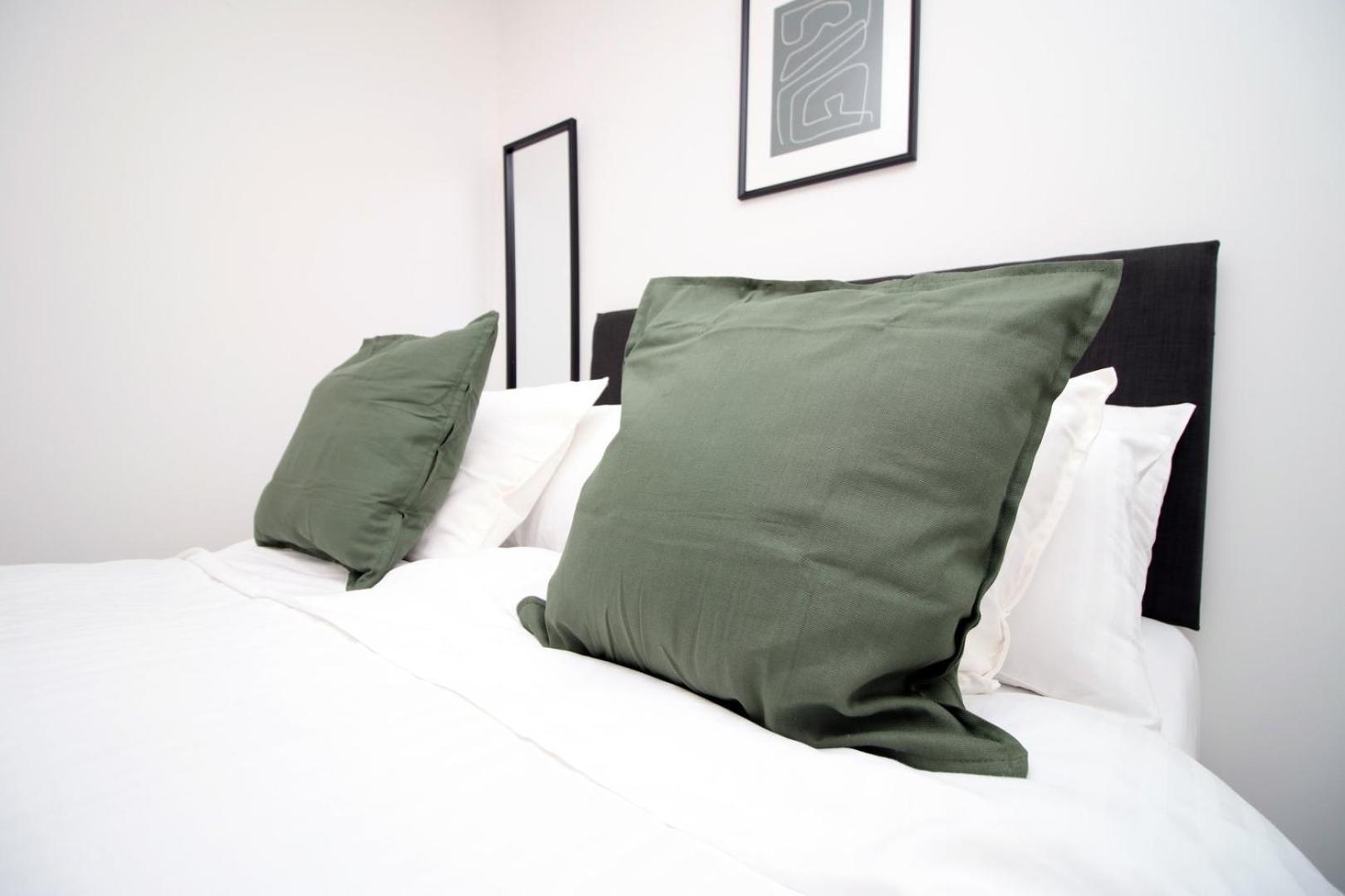 סווינדון 2 Bedroom With Free Parking מראה חיצוני תמונה