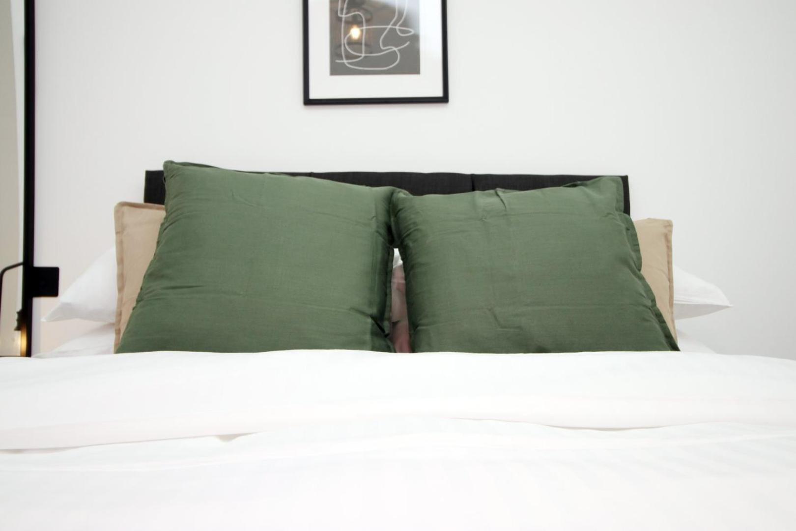 סווינדון 2 Bedroom With Free Parking מראה חיצוני תמונה