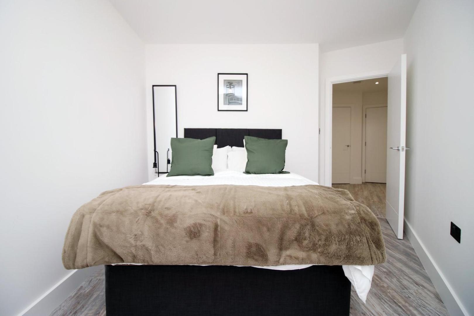 סווינדון 2 Bedroom With Free Parking מראה חיצוני תמונה