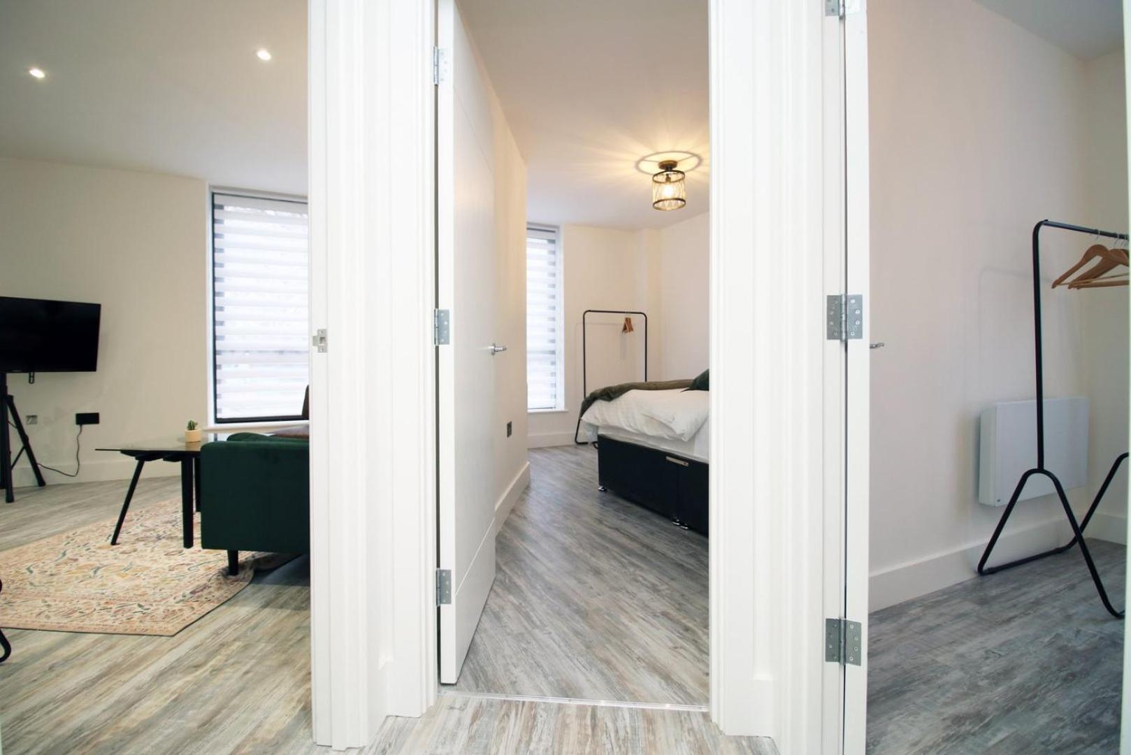 סווינדון 2 Bedroom With Free Parking מראה חיצוני תמונה